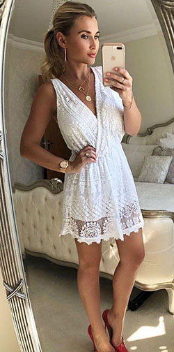 #verano #outfits Mini vestido sin mangas de encaje blanco con cuello sobrepelliz. estilo: trajes de verano,  vestidos de coctel,  Camisa sin mangas,  mini vestido  