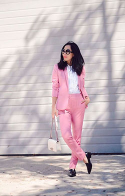 Cómo combinar pantalones rosas: camisas,  Zapato sin cordones,  pantalón rosa  