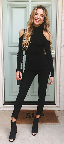 Botas negras de punta abierta con jeans negros ajustados: Conjunto De Vaqueros Negros,  Pantalones ajustados,  karen caminante  