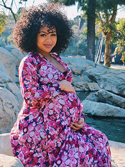fotos de maternidad ideas flores: Cabello con textura afro,  Ideas de peinado,  ropa de maternidad,  Traje De Fiesta De Bebé  