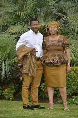 Diseños de shweshwe marrón: camarones asos,  Lindo vestido,  Trajes africanos a juego  