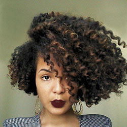 Sutiles mechas cabello natural: Cabello con textura afro,  corte bob,  Pelo castaño,  peinados africanos,  Resaltado del cabello  