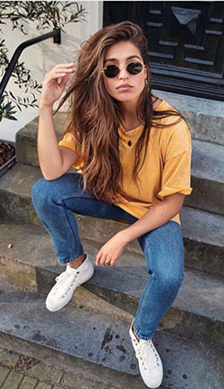 Maneras elegantes de usar un top amarillo y jeans: moda grunge,  Outfits Amarillo Niñas  