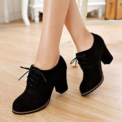 Zapatos de tacones negros mujer: Zapato de tacón alto,  Atuendos Con Botas,  Zapato de salón,  Zapato plataforma,  zapatos de trabajo mujer  
