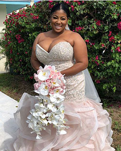 Novia negra de talla grande: Vestido de novia,  Ramo de flores,  Diseño floral,  vestido de novia africano,  Pastel de bodas  