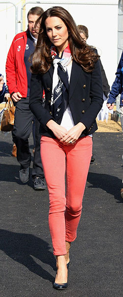 Cómo usar jeans rosas: Pantalones ajustados,  Reino Unido,  cárdigan rojo,  vaqueros rosas,  Carole Middleton,  polainas de mezclilla  