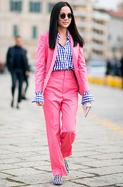 Blazer rosa con pantalón rosa: Estilo callejero,  blogger de moda,  Desfile de moda,  Semana de la Moda,  pantalón rosa,  chaqueta rosa  