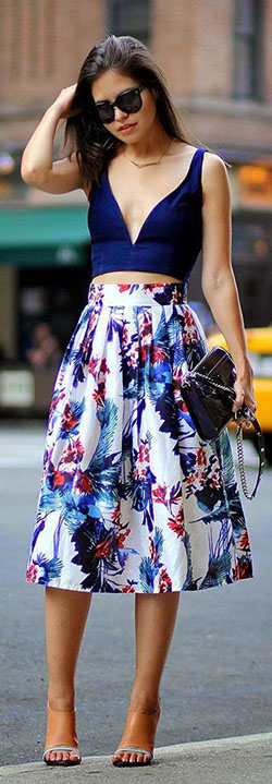 Falda Paris Street Style con crop top: Falda de tubo,  falda de flores,  Atuendos De Top Corto,  Falda con giro  