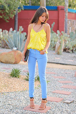 Combinación de colores de jeans y top.: Pantalones ajustados,  Moda vaquera,  Outfits Amarillo Niñas  