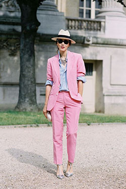 Ideas de atuendos diarios con pantalones rosas brillantes: Zapato de tacón alto,  pantalón rosa,  chaqueta rosa  
