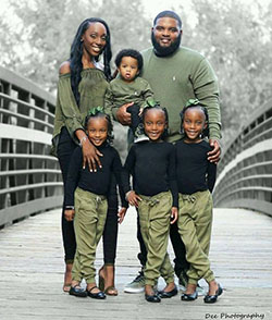 Foto de familia negra con atuendos a juego.: Personas de raza negra,  Trajes a juego  