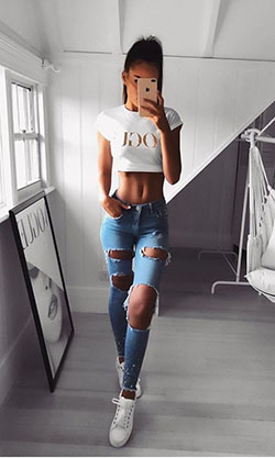 Outfit juvenil primavera verano 2019: top corto,  conjunto de jeans de cintura alta  