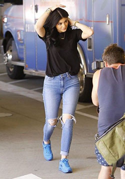 jeans ajustados kylie jenner: Kylie Jenner,  Pantalones rasgados,  Kendall Jenner,  KrisJenner,  Zapatillas azules  
