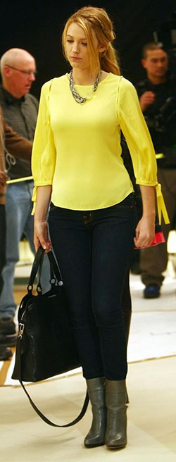 Top amarillo neón + jeans de lavado oscuro: Blake Lively,  Blair Waldorf,  Outfits Amarillo Niñas  