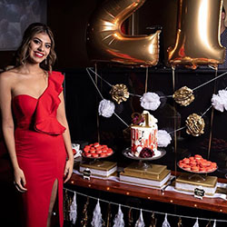 Hermosas ideas de atuendos para vestidos de cumpleaños número 21 | Vestido de noche rojo con abertura lateral de un hombro: lindos trajes de cumpleaños  