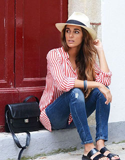 Conjunto de camisa a rayas rojas y blancas.: sombrero panamá  