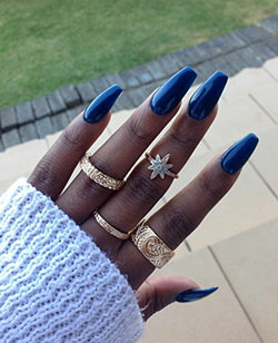 Uñas azules sobre piel oscura.: Esmalte de uñas,  Arte de uñas,  Uñas de gel,  uñas azules,  Uñas acrilicas  