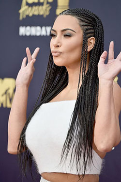 Estas son las trenzas sobresalientes de kim kardashian, Kim Kardashian: Kylie Jenner,  kim kardashian,  KrisJenner,  Telerrealidad,  Pelo largo,  Peinados Trenzados,  Trenza francesa,  Estilos de trenza  