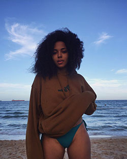 Chicas negras calientes en sesión de fotos en la playa: chicas negras calientes  