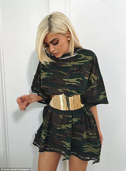 vestido camisero militar de kylie jenner: Kylie Jenner,  Kendall Jenner,  kim kardashian,  KrisJenner,  Telerrealidad,  Programa de televisión,  Ideas de atuendos militares  