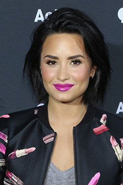 Peinados cortos para caras redondas Cabello negro, Demi Lovato: corte bob,  Cabello corto,  Demi Lovato,  Peinado de cara redonda  