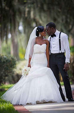 Vestidos de novia afroamericanos, Vestidos de novia: vestido sin espalda,  Vestido de novia,  trajes de boda africanos,  Ropa vintage  