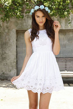 Vestido blanco con corona de flores.: Traje de algodón de verano,  Vestido blanco  