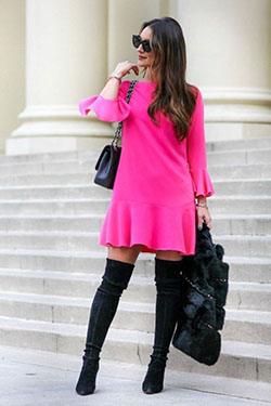 Trajes de color rosa fuerte y negro con botas largas: Ideas de trajes rosas  