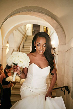 Peinados para bodas con cabello largo y negro: Vestido de novia,  Ramo de flores,  Recepción de la boda,  Peinados de damas de honor africanas  