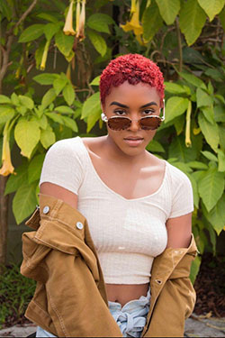 Cabello rojo corto y rizado para mujeres negras: Peluca de encaje,  Cabello con textura afro,  Ideas para teñir el cabello,  Cabello corto,  corte pixie,  Pelo corto y rizado  
