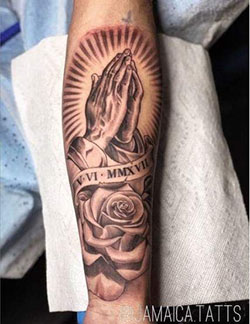 Tatuaje de manos de oración en el antebrazo con rosas.: tatuaje de manga,  Ideas de tatuajes,  Tatuajes Religiosos  