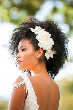 Peinados de novia negra con velo: Vestido de novia,  Cabello con textura afro,  Ideas de peinado,  Cabello enrulado,  peinados de boda africanos  