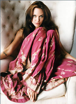 angelina jolie en rosa sari: parís hilton,  Priyanka Chopra,  celebridades de hollywood en sari  