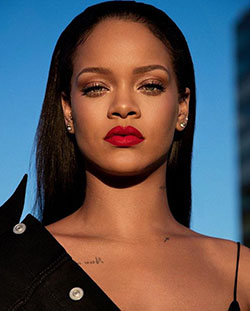 Rihanna fenty en lápiz labial rojo Look de maquillaje: Belleza Fenty,  maquillaje de niña africana,  Pintalabios rojo  