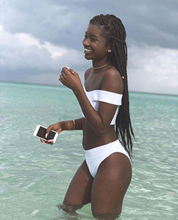 Chica negra caliente adolescente en bikini blanco: Piel oscura,  Chicas Calientes,  Historias de amor  