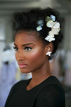 Peinados simples de dama de honor para cabello medio: Cabello con textura afro,  Ideas de peinado,  peinados de boda africanos  