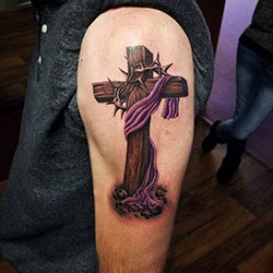 Tatuajes creativos de media manga en la parte superior del brazo para hombres: tatuaje de manga,  Arte Corporal,  Tatuajes Religiosos  