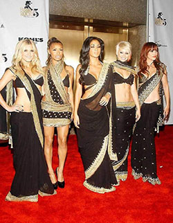 Las fotos más calientes de la actriz de Hollywood en sari: vestidos de alfombra roja,  Taylor Swift,  Naomi Campbell,  Sari de boda,  Sari estilo Lehenga,  celebridades de hollywood en sari  