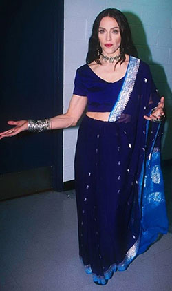 madonna en sari azul: Selena Gomez,  parís hilton,  celebridades de hollywood en sari,  Julia Roberts,  pamela anderson,  chicas calientes en sari  