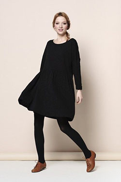 Modelo de moda más deseable y elegante, Little black dress: vestido sin espalda,  Zapato oxford  