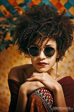 Preciosos peinados naturales de pelo corto para mujeres negras: 