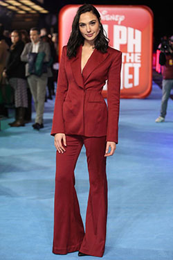 Estilo con trajes de Gal Gadot, Semana de la Moda de París: vestidos de alfombra roja,  Mujer Maravilla,  Traje de poder,  Gal Gadot  