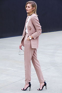 Traje rosa pálido ropa formal de mujer.: ropa informal,  Traje de poder  