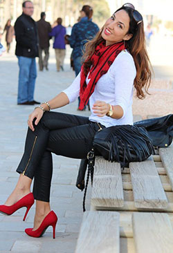 Qué llevar con sandalias rojas: Zapato de tacón alto,  Falda de tubo,  Tacón de aguja,  Trajes De Zapatos Rojos  