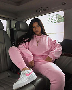Ideas de ropa rosa para niña negra: blogger de moda,  trajes botín,  chaqueta rosa  