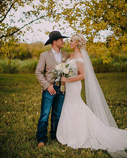 Beautiful Dress For A Country Wedding, Wedding dress y Floral design: Vestido de novia,  vestido de bola,  Ramo de flores,  Diseño floral  