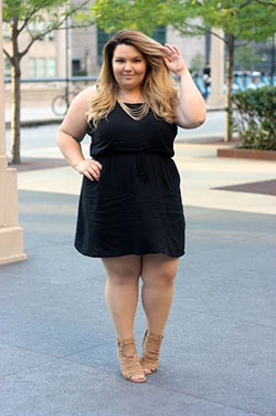 Chica gorda con vestido negro: traje de talla grande,  Vestido de la dama de honor,  Modelo de talla grande  