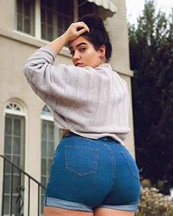Shorts de moda nova curve Nadia Aboulhosn: traje de talla grande,  Pantalones ajustados,  Nova de la moda,  Pantalones capri,  Nadia Abouhosn  