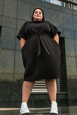 Echa un vistazo a este modelo de moda fina, pequeño vestido negro: traje de talla grande,  blogger de moda,  Desfile de moda,  Modelo de talla grande  