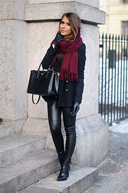 conjunto de leggins negros: gabardina,  polainas negras  